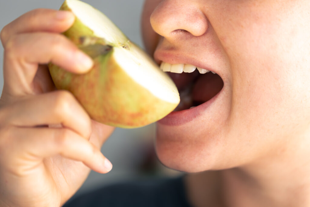 Czy nadwrażliwość zębów da się wyleczyć, czy tylko „zaleczyć”?